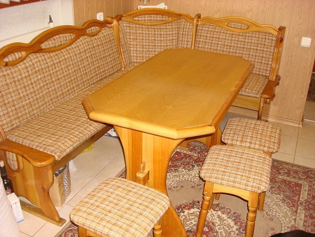 Стол для кухни б у. Кухонный уголок деревянный без обивки. Кухонный стол с табуретками. Деревянный уголок на кухню. Мебельный уголок на кухню.